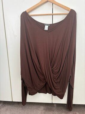 VENUS, 1X Brown Peek a Boo Shoulder Top